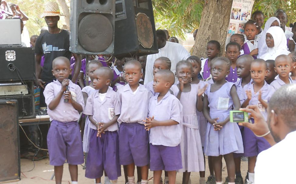 Gambia: Kinder machen ersten Kontakt mit der Schule