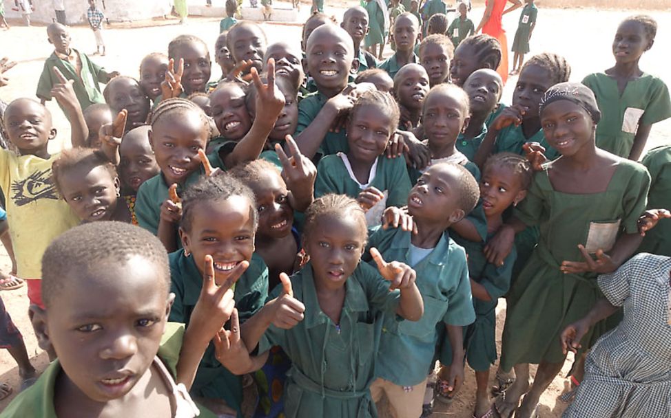 Gambia: Die Schüler freuen sich über ihre neuen Klassenräume