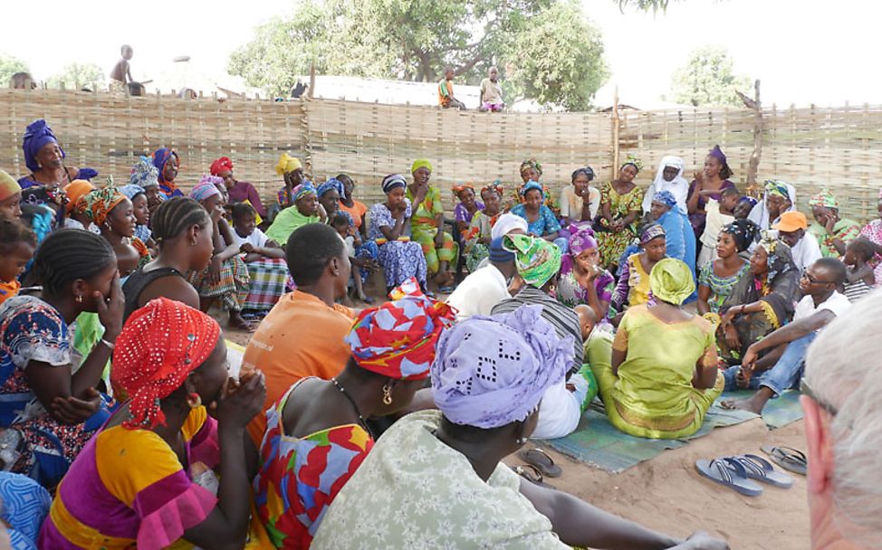 Gambia: Zum Unterricht versammeln sich bis zu 50 Frauen