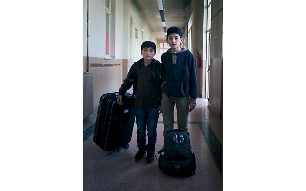 UNHCR/UNICEF: Leitfaden Safe&Sound - Zwei Jungs mit Koffern