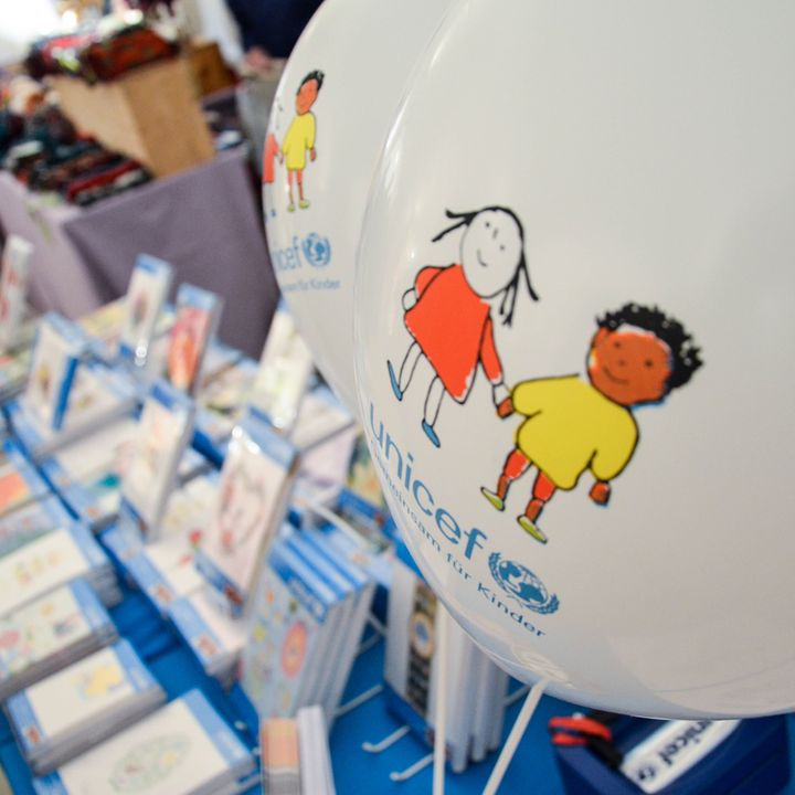 Markt der Sinne Unicef Stand mit Luftballons und Grusskarten