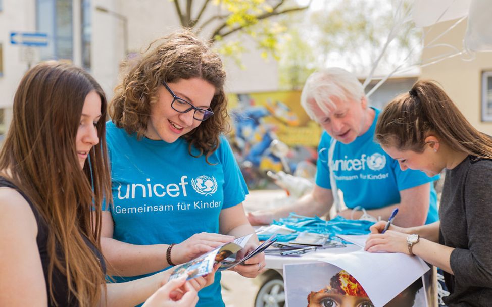 Kampagne: UNICEF-Ehrenamtliche machen auf Not der Flüchtlingskinder aufmerksam