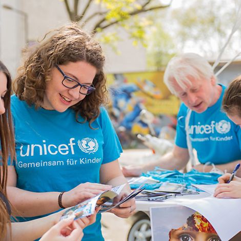 Kampagne: UNICEF macht mit Ständen auf Not der Flüchtlingskinder aufmerksam