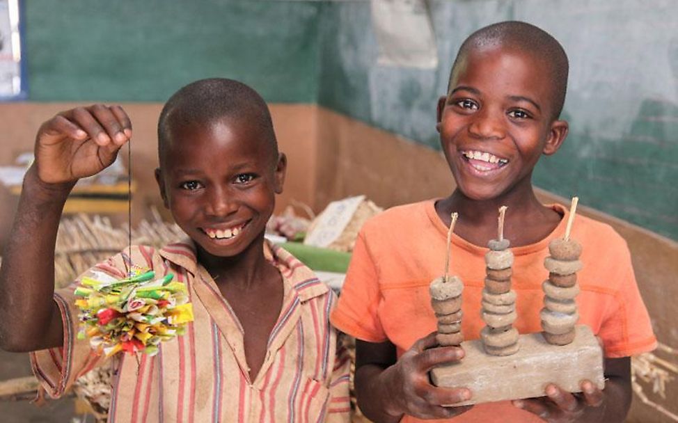 Malawi: Kinder mit Rechenhilfe