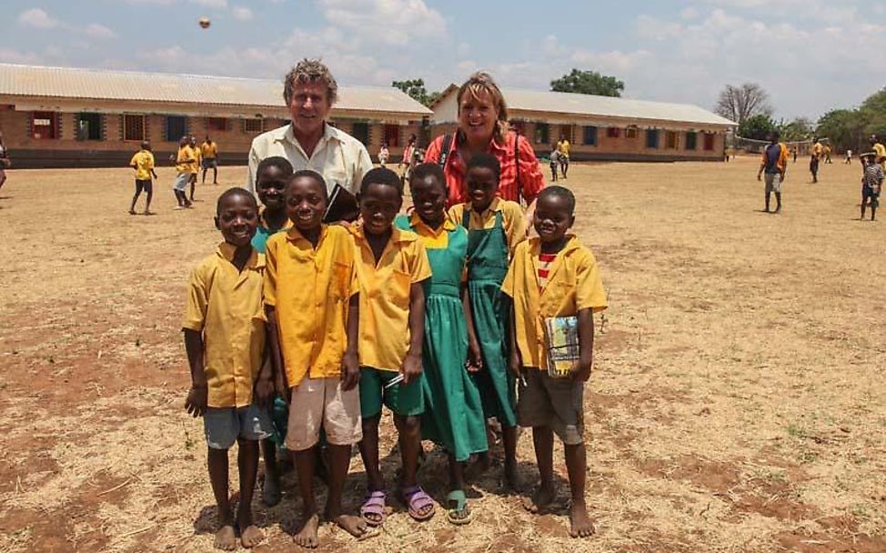 Einsatz für UNICEF: Das Ehepaar Kutsch mit Kindern in Afrika