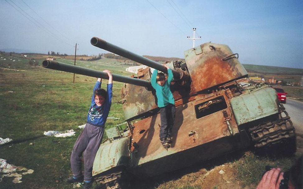 Kinder auf einem Panzer