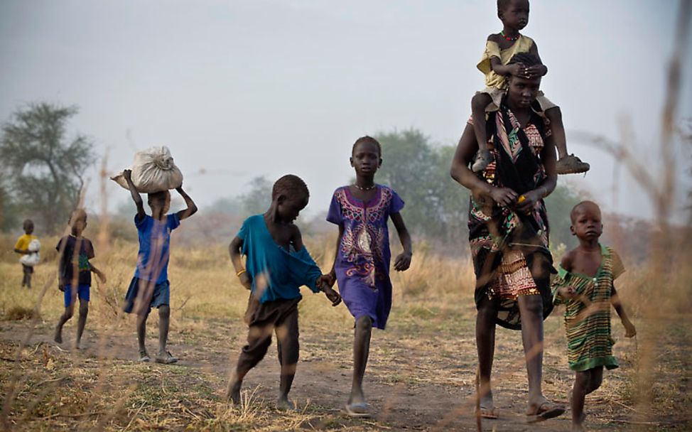 Südsudan: Mit ihrem letzten Hab und Gut flieht diese Familie