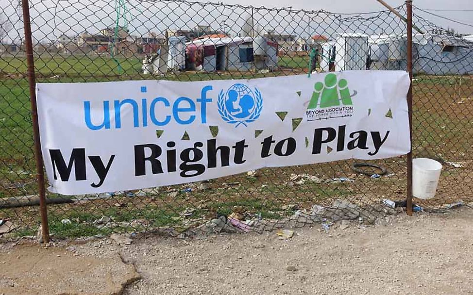 Projektreise Libanon: Der Slogan "Mein Recht zu Spielen" hängt an einem Zaun