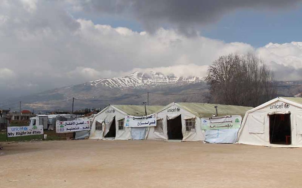 Projektreise Libanon: In Saadnayel finden vor den Zelten die Sportangebote statt
