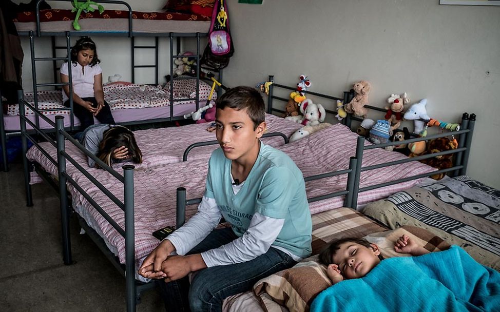 UNICEF-Bericht: Chimen teilt sich mit drei Geschwistern ein Zimmer in der Flüchtlingsunterkunft