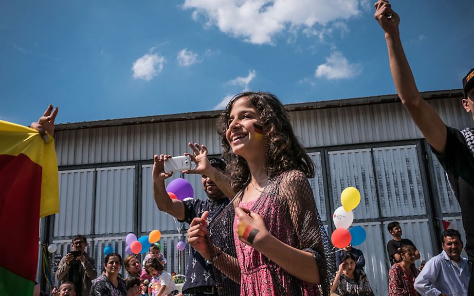 UNICEF-Bericht: Joudi tanzt beim "Tag der offenen Tür" der Flüchtlingsunterkunft in Karlshorst