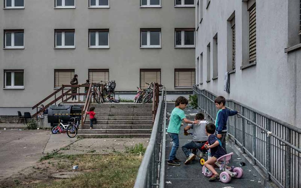 Bericht Flüchtlingskinder: Auch an solch trostlosen Orten spielen die Kinder