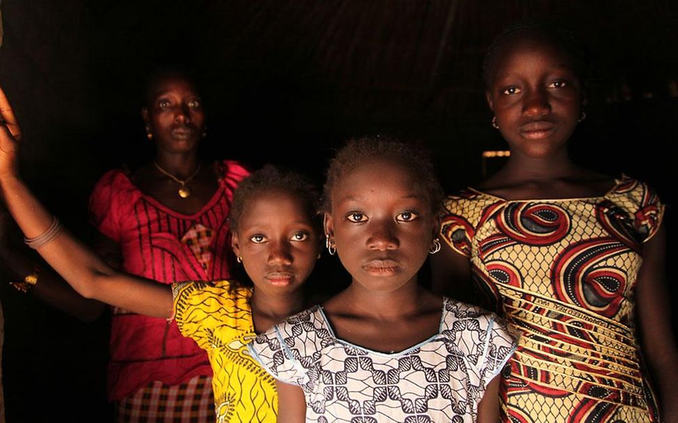 Beschneidung in Guinea-Bissau: Mutter mit Töchtern