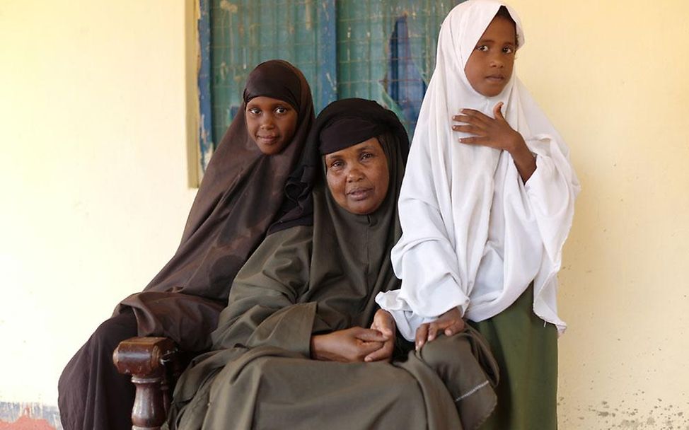 Beschneidung in Kenia: Mutter mit Töchtern