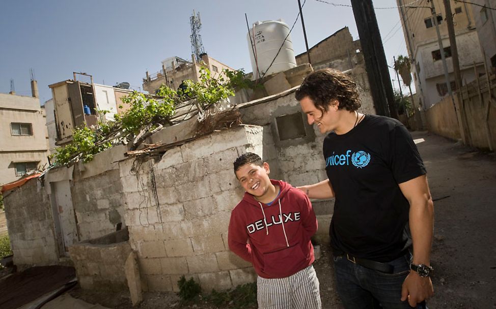 Orlando Bloom trifft in Jordanien einen Jungen aus Syrien. 
