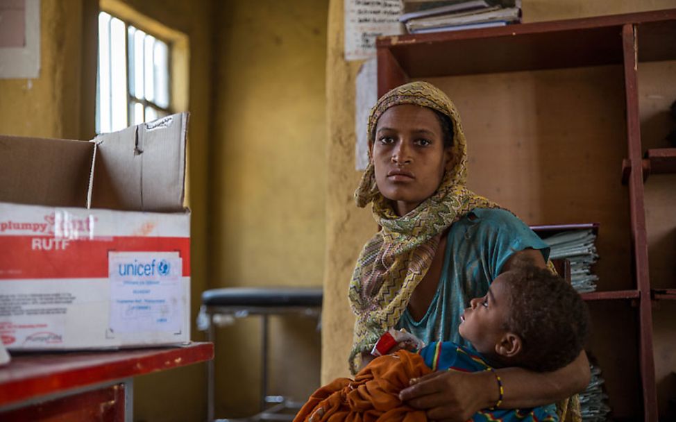 El Niño Äthiopien: Marianna kann dank UNICEF ihre Tochter wieder ernähren.