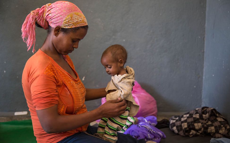 El Niño Äthiopien: Eine Mutter hält ihr mangelernährtes Kind.