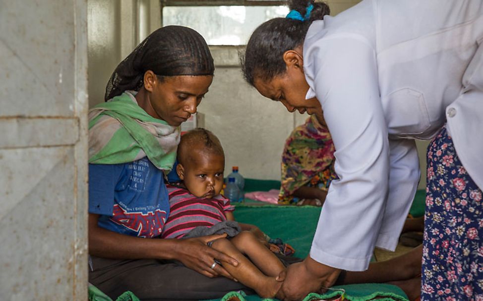 El Niño Äthiopien: Mutter und Kind werden im Flur des überlaufenen Krankenhauses versorgt.