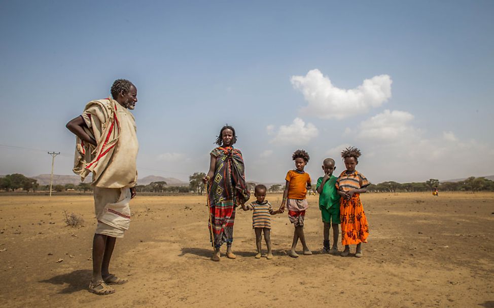 El Niño Äthiopien: Ganze Familien machen sich auf stundenlange Suche nach Wasser.