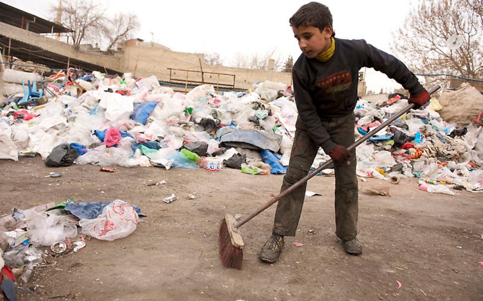 Kinderarbeit: Der Müll beinhaltet Bakterien und kann für Ahmed giftig sein