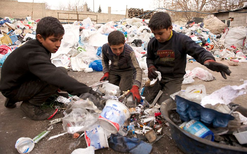 Kinderarbeit: Hier trennen die Jungs den Müll nach Material. 