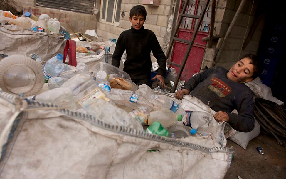 Kinderarbeit: Nach dem Trennen muss Ahmed noch den schweren Sack lagern