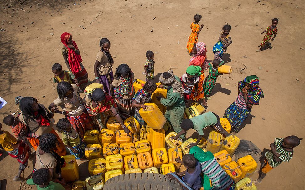 El Niño Äthiopien: Familien warten darauf, ihre Kanister mit Wasser zu befüllen.