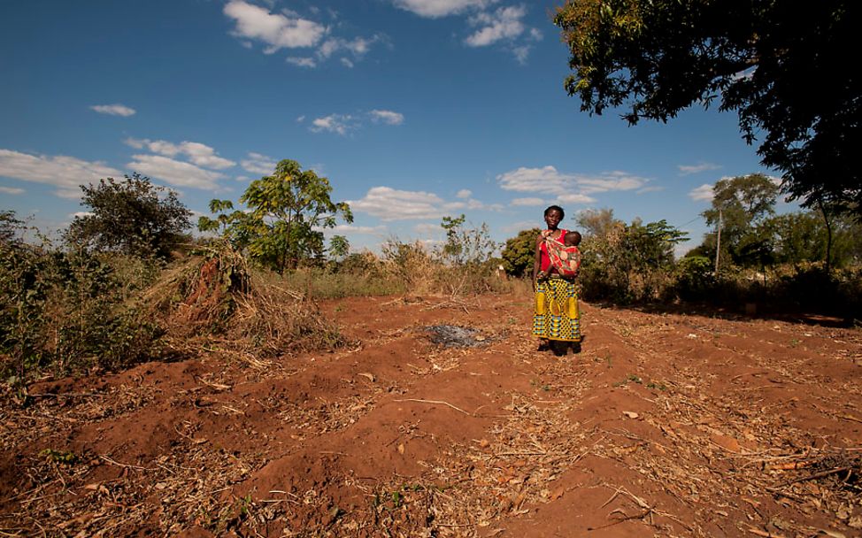 Eine Mutter mit Kind in Malawi - die Dürre hat die Ernte zerstört.