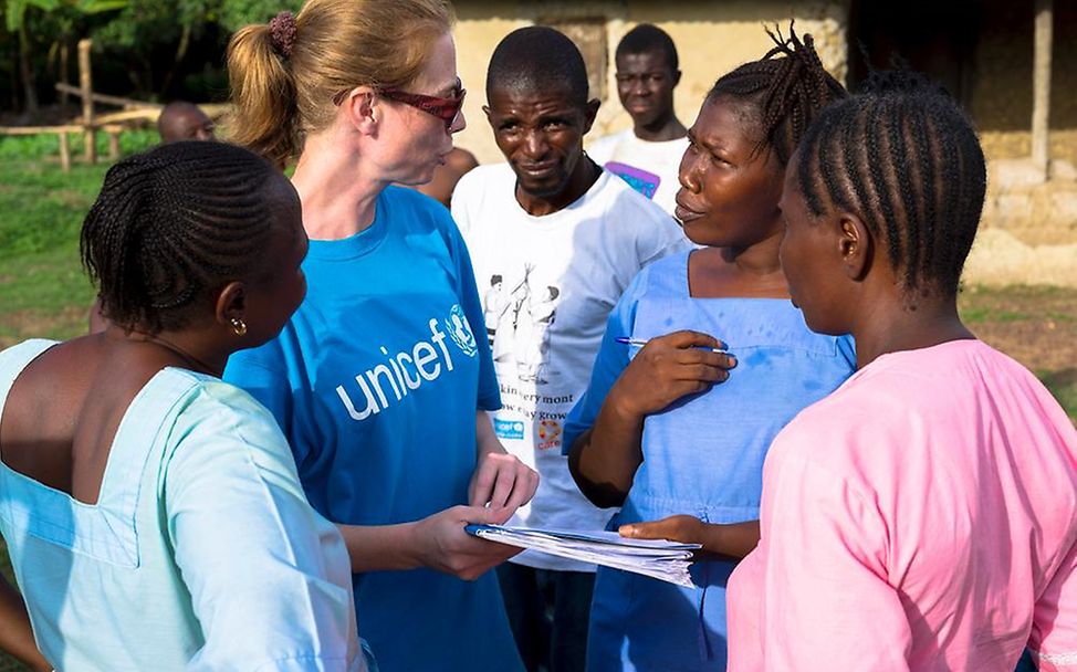 Mein UNICEF: Angela Griep im Gespräch mit Krankenschwester (© UNICEF Sierra Leone)