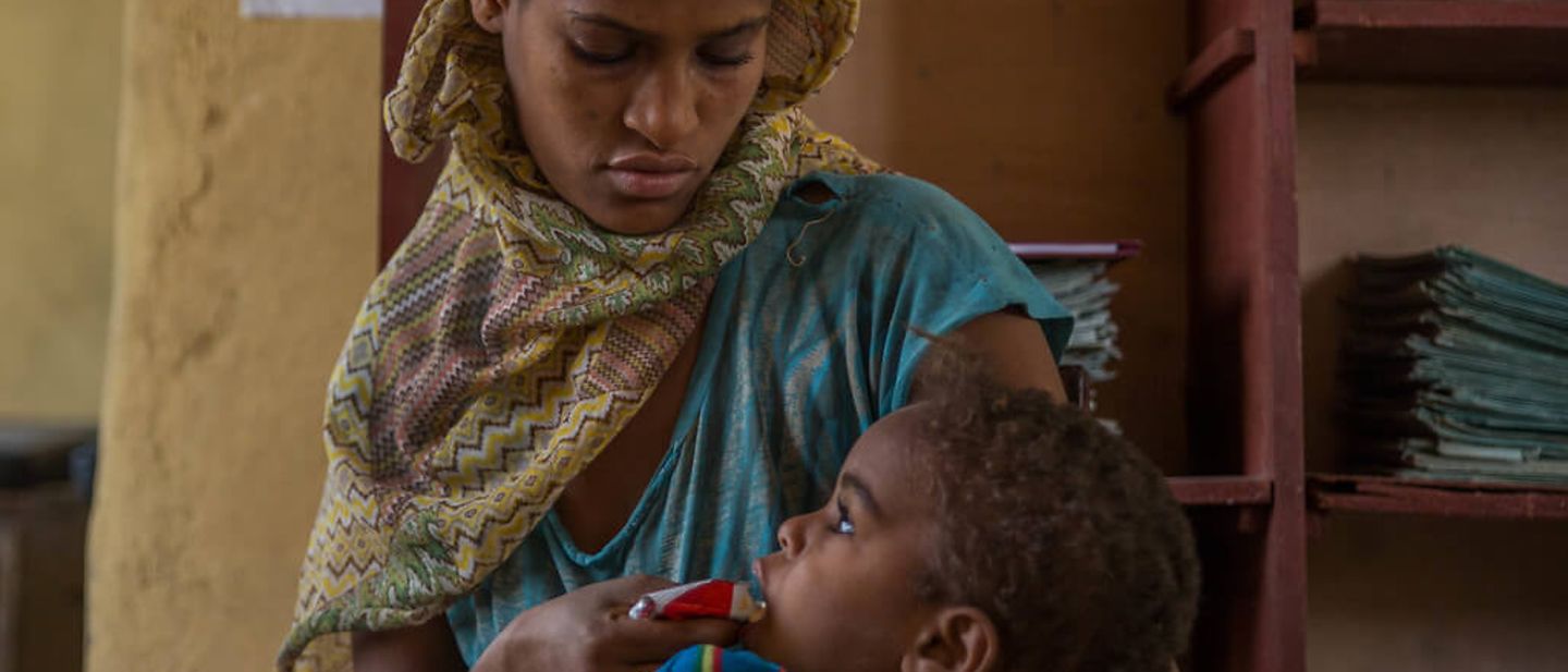 UNICEF in Äthiopien: Marianna füttert ihre Tochter.
