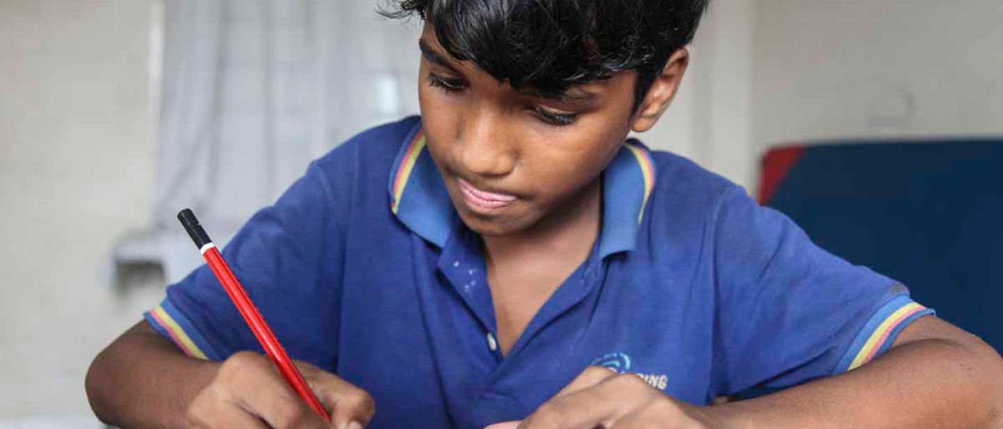 UNICEF in Bangladesch: Milon lernt Lesen und Schreiben.
