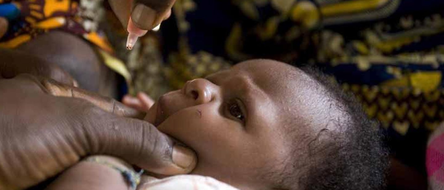 UNICEF in Benin: Ein Neugeborenes erhält eine Polio-Impfung.