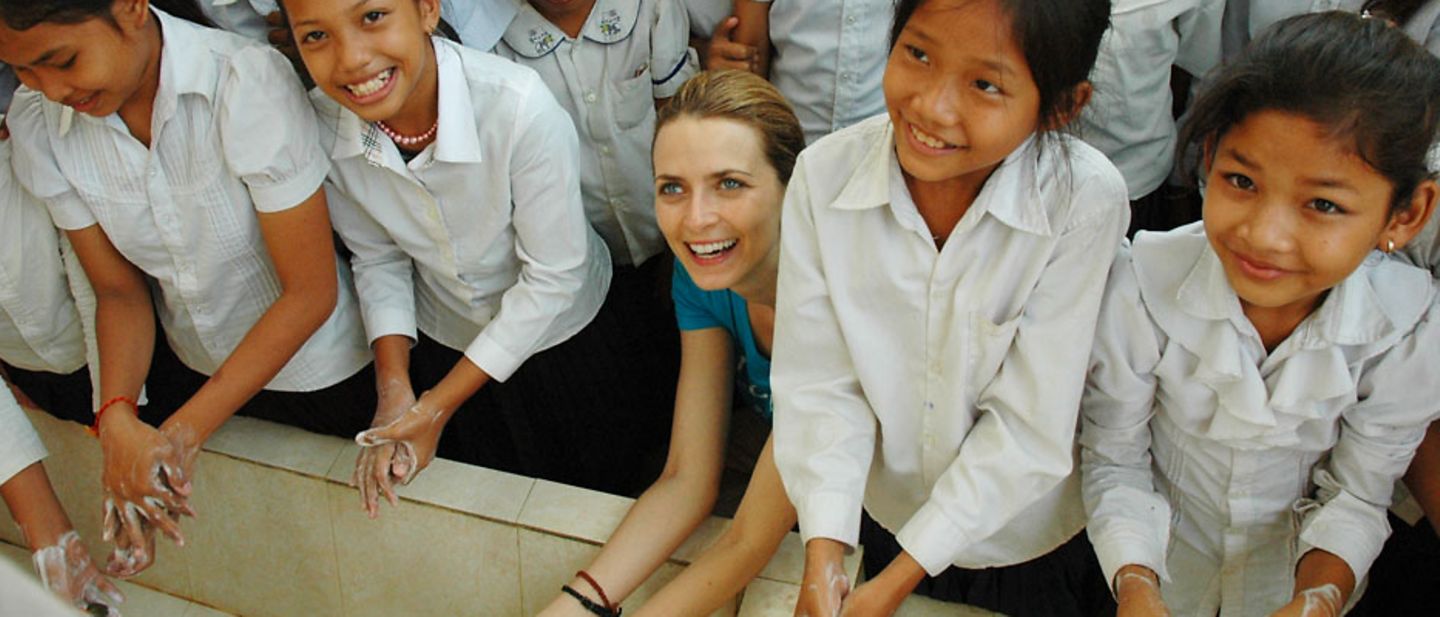 UNICEF in Kambodscha: Eva Padberg beim Händewaschen mit Grundschulkindern