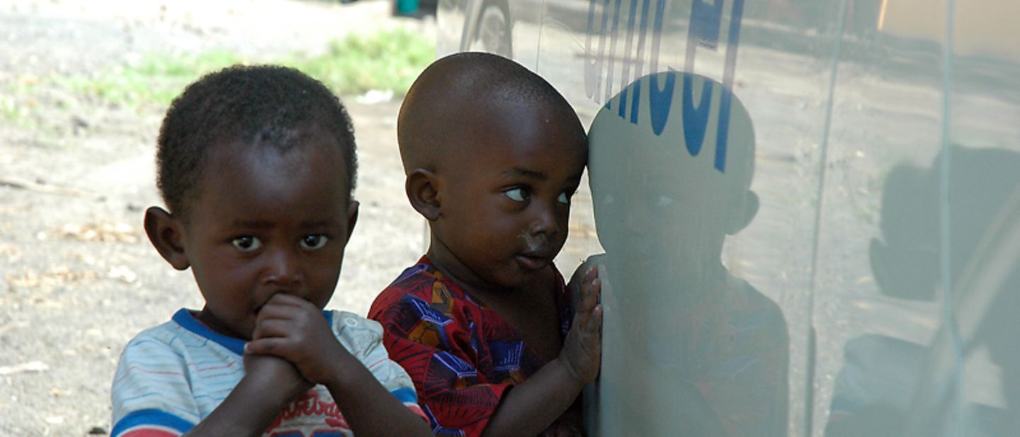 UNICEF im Kongo: Zwei Kinder vor einem UNICEF-Auto