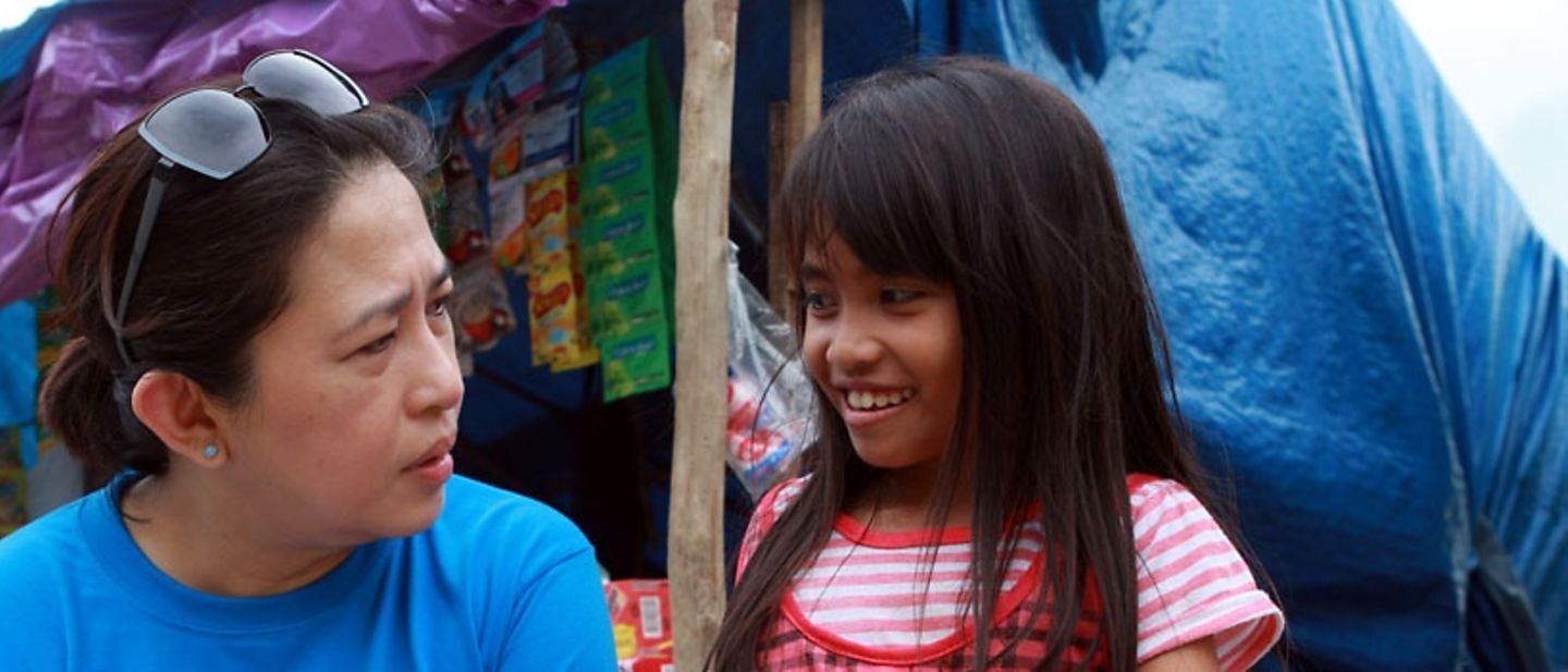 UNICEF auf den Philippinen: UNICEF-Mitarbeiterin Borromeo mit Cherlyn