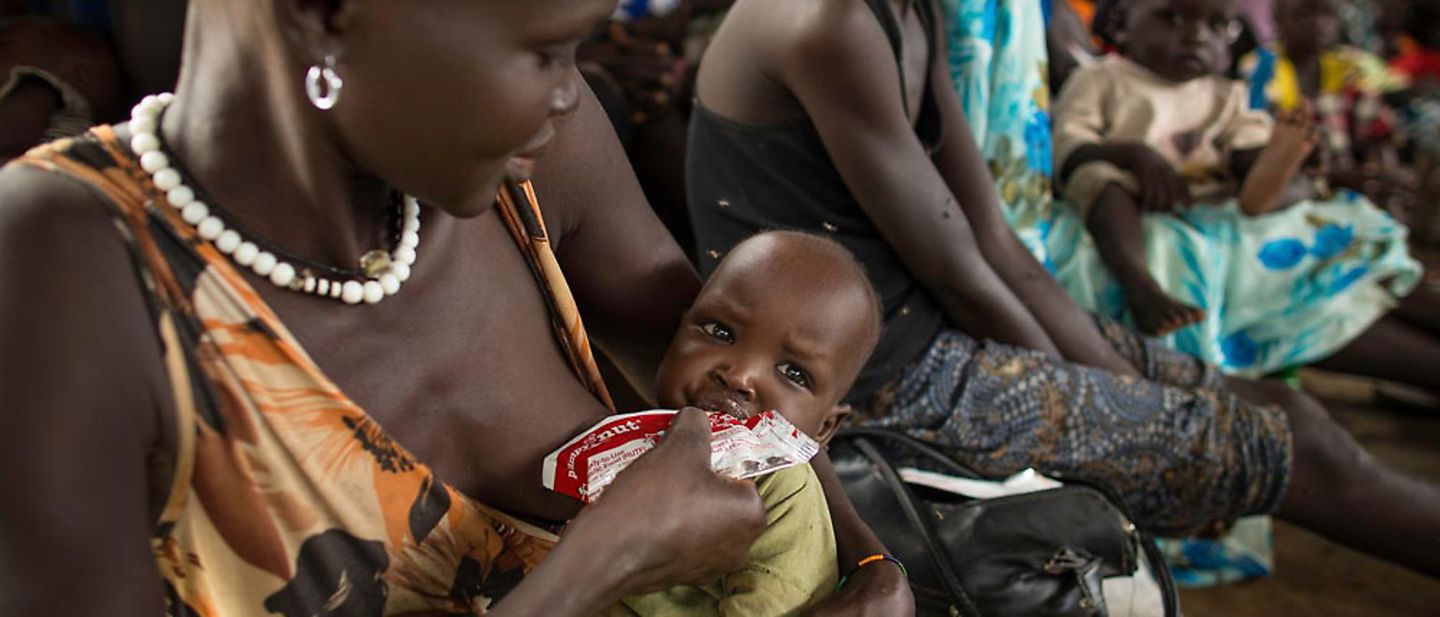UNICEF im Südsudan: Nyayiey füttert ihren Sohn mit Erdnusspaste
