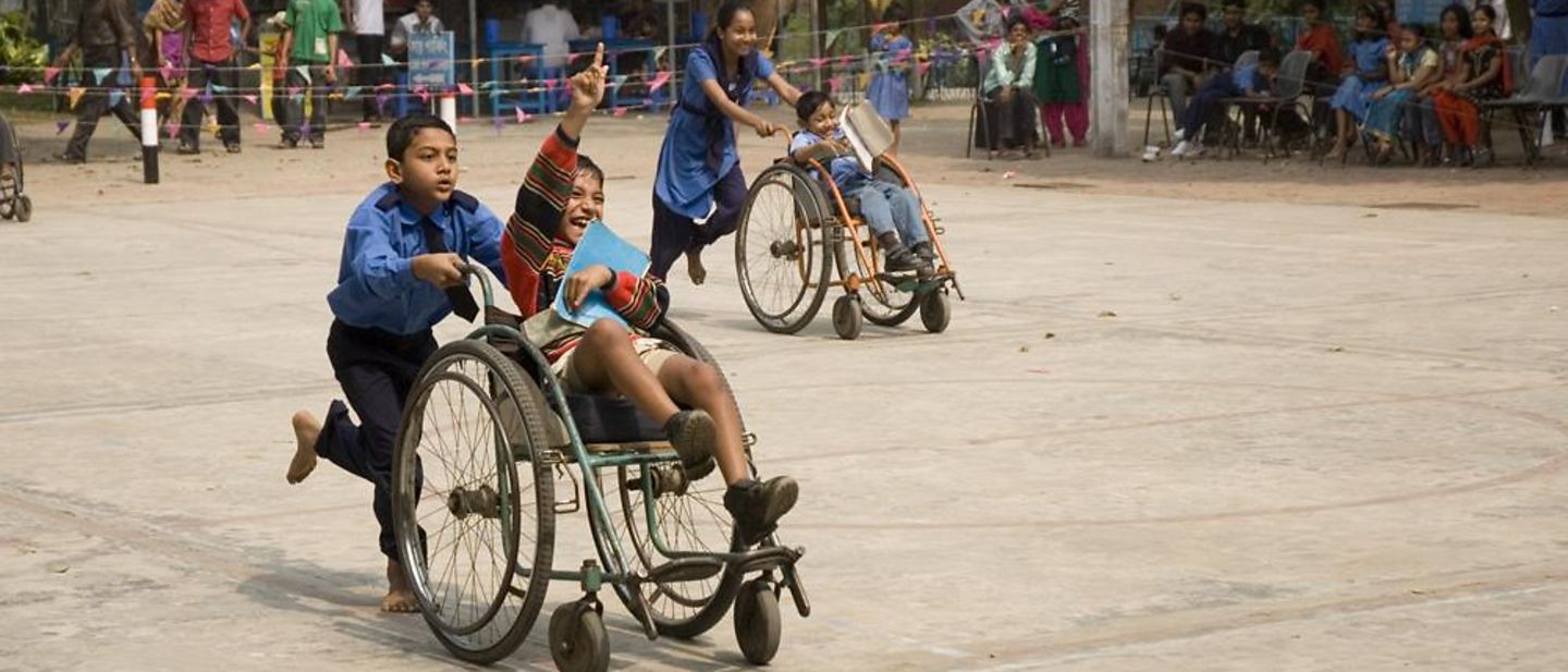 Kinder mit Behinderung: Schulfest mit Rollstuhlfahrern