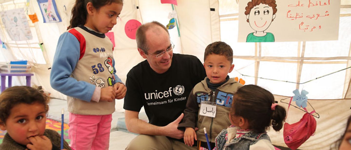Flüchtlingshilfe: Kinder malen mit Christian Schneider