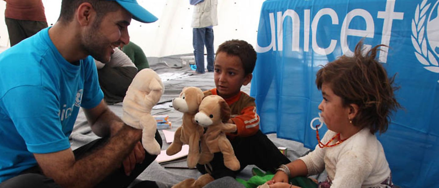 Psychosoziale Betreuung: UNICEF-Helfer betreuen Flüchtlingskinder
