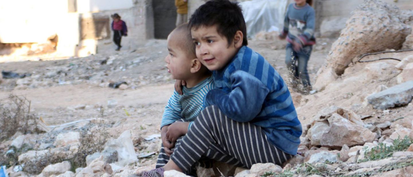 Aleppo, Syrien: zwei kleine Jungs in den Trümmern der zerstörten Stadt