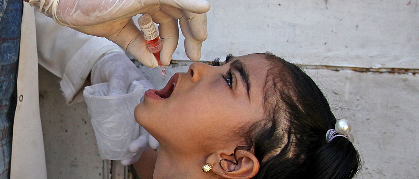 Polio: Ein Mädchen erhält ihre Schluckimfpung