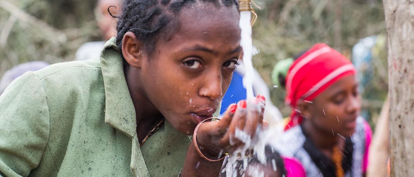 Wassermangel: Ein Mädchen am Brunnen in Äthiopien