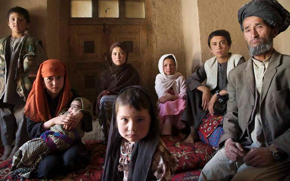 Müttersterblichkeit in Afghanistan: Vater mit Kindern