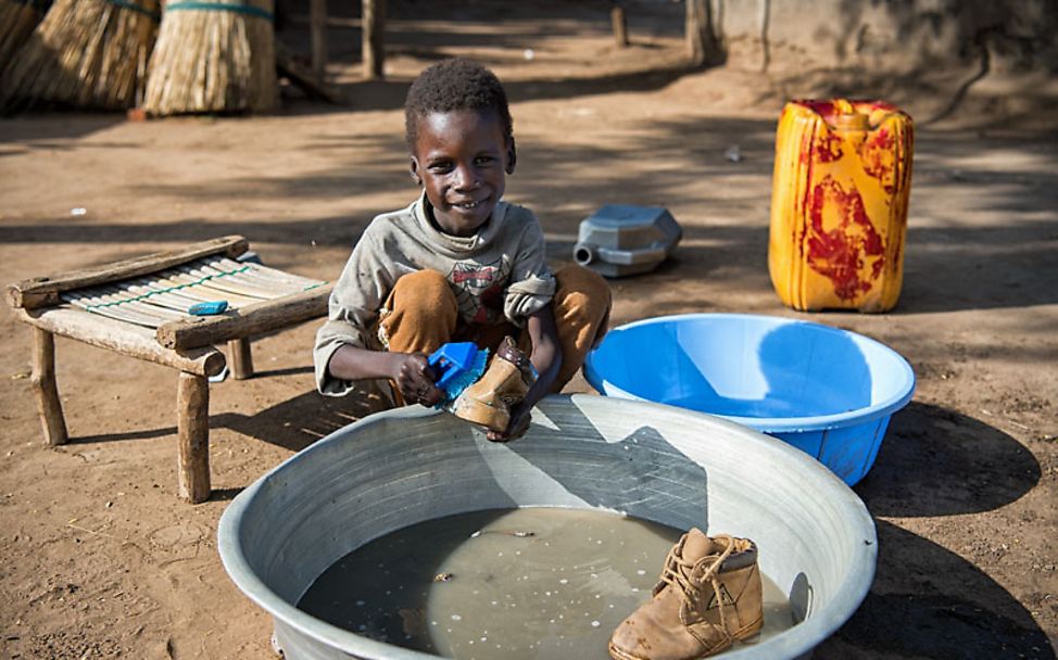 Südsudan: Sabri wäscht seine Schuhe aus der Hauptstadt Juba
