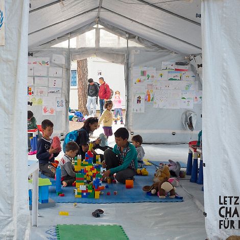 Kampagne: Kinder Spielen im kinderfreundlichen Zelt
