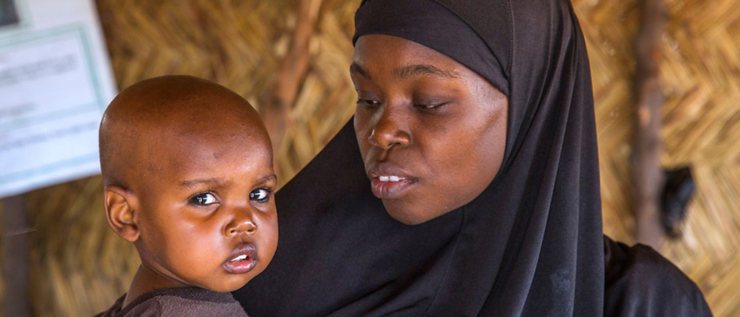 Nigeria: Eine Mutter hält ihren zweijährigen Sohn auf dem Arm