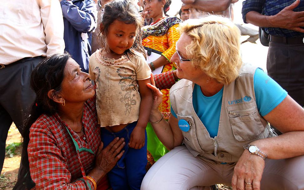 Nepal Erdbeben: UNICEF-Mitarbeiterin mit einer betroffenen Familie 