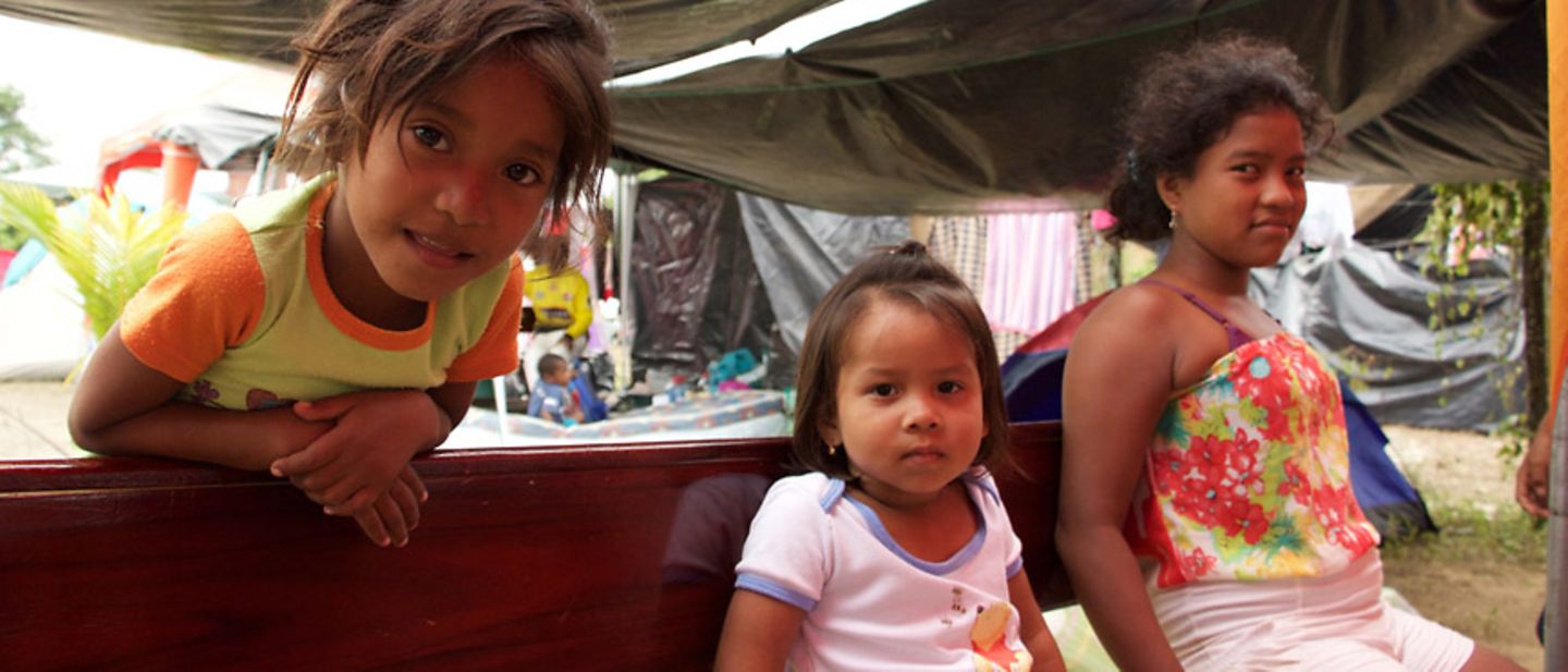 Ecuador: Drei Mädchen aus der vom Erdbeben betroffenen Stadt Muisne