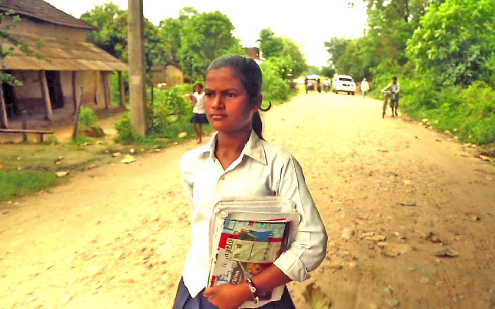 Fußballspeilerin Sabita in Nepal auf dem Schulweg