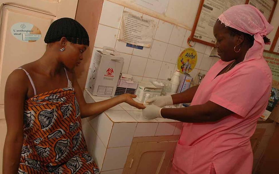 Benin: Junge Frau lässt sich auf HIV testen